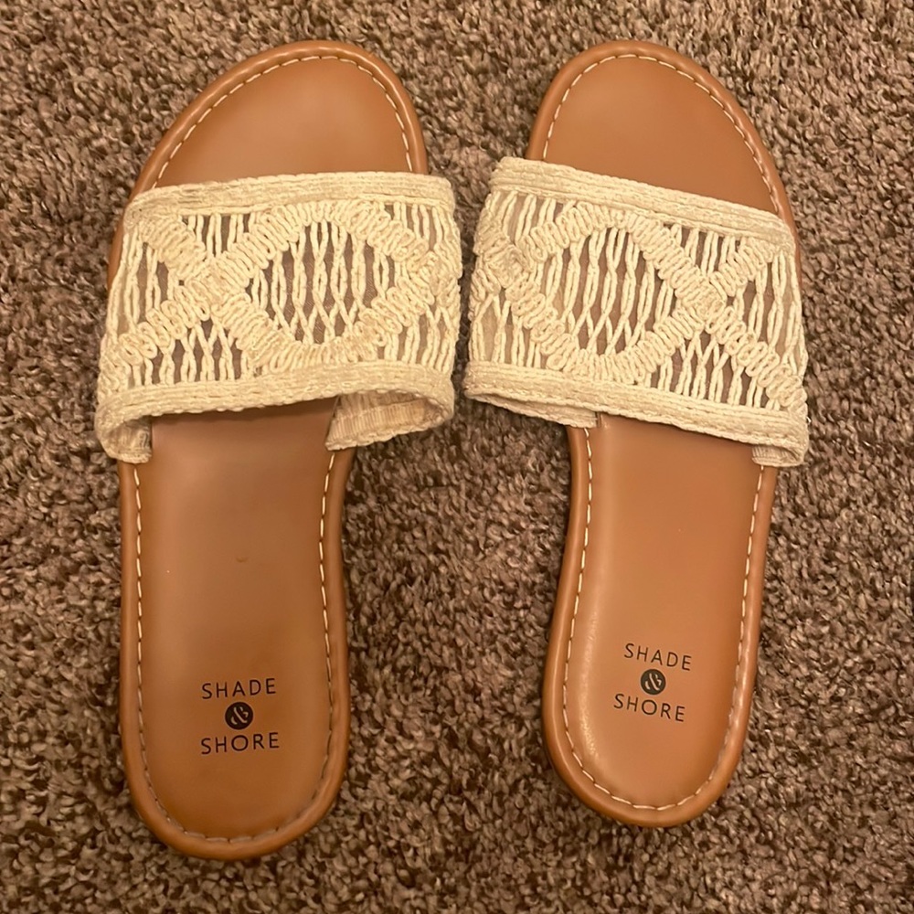 SHADE & SHORE SIZE 6 SANDALS